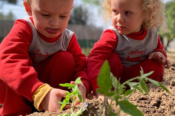Hay aprendizajes que no necesitan un libro, una ficha ni una pantalla. Lo niños pequeños aprenden tocando, por eso los papás nos pasamos muchísimo tiempo recogiendo, guardando las cosas peligrosas fuera de su alcance y comprando muchos juguetes.