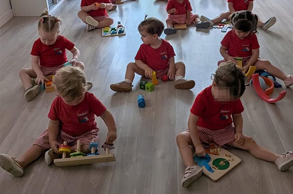 Cuando un niño encaja una pieza, construye una torre, clasifica objetos, experimenta con diferentes materiales, inventa una historia o toca un instrumento, está haciendo mucho más que entretenerse.