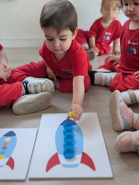 Durante los primeros años de vida, los niños descubren el mundo principalmente a través de la experiencia.