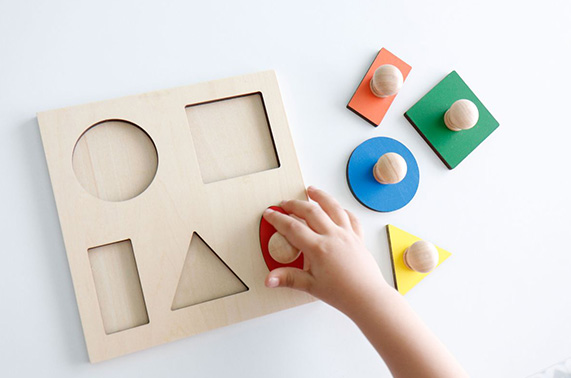 Observar al niño, adaptar su entorno y ofrecerle oportunidades para hacer las cosas por sí mismo.
