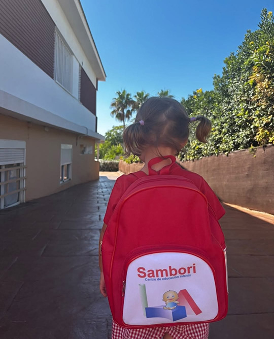 Comienzan una nueva etapa en la educación reglada. Cambian nuestras aulas por las del colegio.